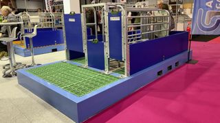 Chaque case dispose d'un espace de 3 m² par truie. Elles peuvent être assemblées pour offrir une zone de mise en liberté à l'arrière.