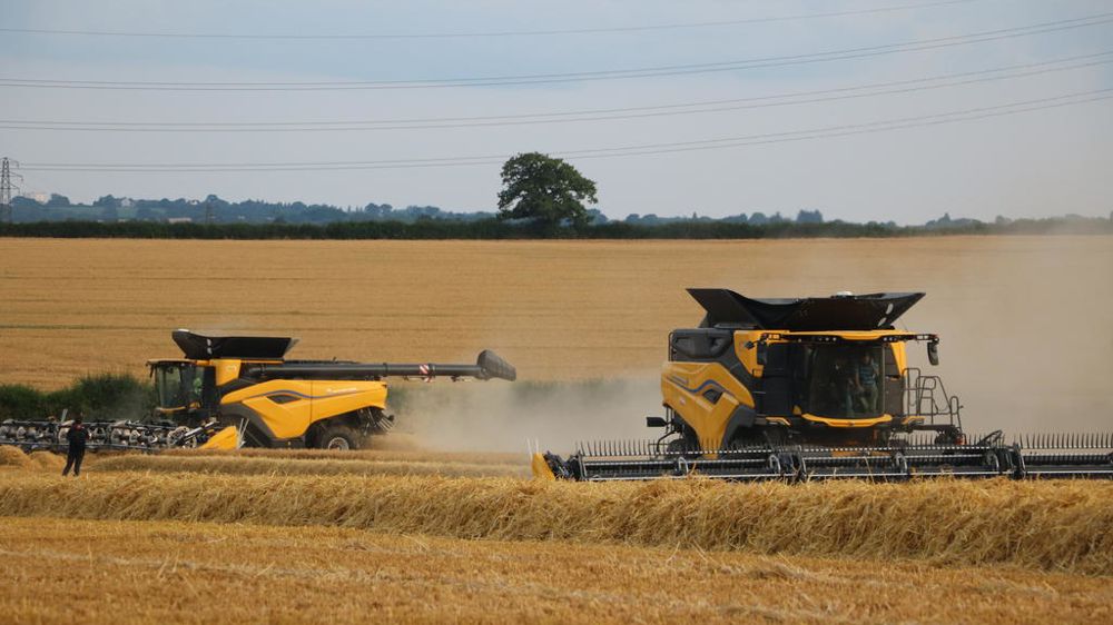 Nous avons pris en main en Angleterre la CR11 et la CR10 dans une orge bien dense, au lendemain d'une pluie.