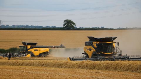 Nous avons pris en main en Angleterre la CR11 et la CR10 dans une orge bien dense, au lendemain d'une pluie.