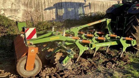 Le déchaumeur à dents porté Cenius d’Amazone, décliné en deux largeurs de 3 m et 3,5 m, intègre désormais la sécurité à vérins hydrauliques Ultra.