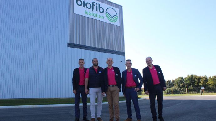 De gauche à droite : Olivier Joreau, DGA de Cavac, Nicolas Danieau, administrateur, Jérôme Calleau, président, Jacques Bourgeais, DG, et Vincent Hannecart, DG de Cavac biomatériaux, devant la nouvelle usine de 8 000 m² à Sainte-Hermine (Vendée), vendredi 20 septembre.