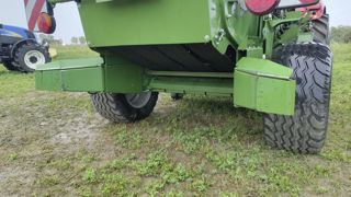 Krone propose un serre-balle sur ses presses VariPack, avec la possibilité d'équiper les presses déjà en activité. Krone propose un serre-balle sur ses presses VariPack, avec la possibilité d'équiper les presses déjà en activité.