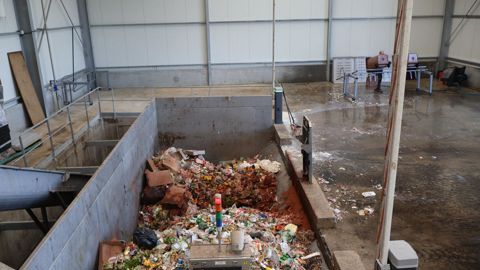 La matière est variée. Les produits peuvent être encore emballés (yaourts périmés, barquettes…) ou en vrac, comme des fruits à l’état de maturité trop avancé pour être commercialisés.