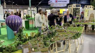 Renatura, modélisé sous la forme d’une maquette, donne une vision audacieuse d’une jardinerie de demain. Renatura, modélisé sous la forme d’une maquette, donne une vision audacieuse d’une jardinerie de demain.