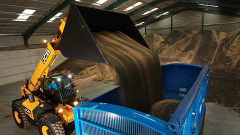 Le dernier télescopique dévoilé à Innov-agri par JCB soulève 4,2 t à 9,8 m de haut. Autant dire qu'il a le bras long ! Le dernier télescopique dévoilé à Innov-agri par JCB soulève 4,2 t à 9,8 m de haut. Autant dire qu'il a le bras long !