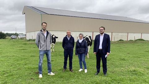 Mathieu Poirier, conseiller énergies de la chambre d'agriculture de Normandie, Didier et Nelly Vandermeersch, polyculteurs-éleveurs dans l'Eure et Alexandre Rassaërt, président du conseil départemental de l'Eure.