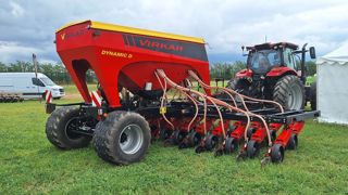 Virkar propose des semoirs de semis direct qui vont de 4,5 à 7 mètres. Virkar propose des semoirs de semis direct qui vont de 4,5 à 7 mètres.
