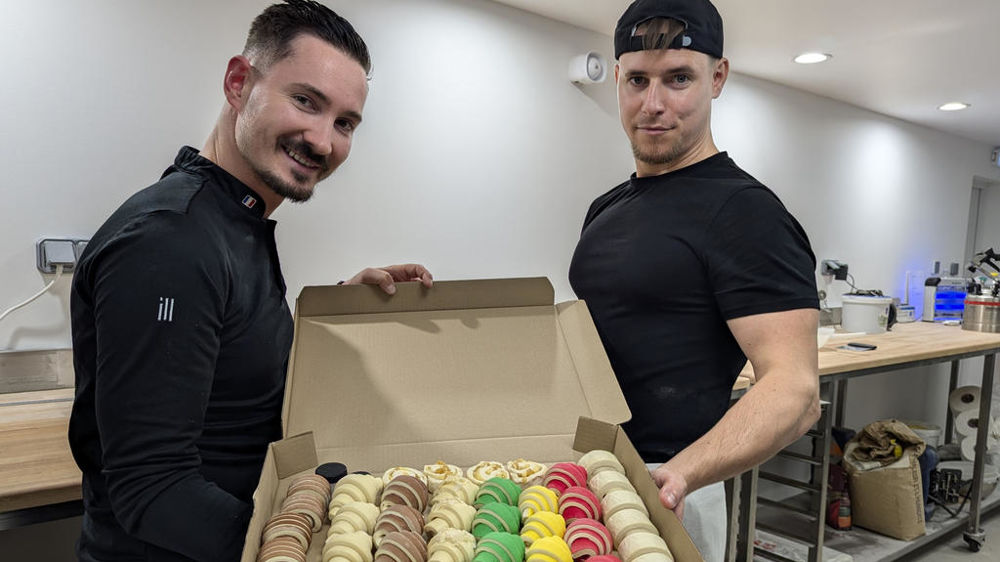 Igor Douchinsky, à gauche, et son chef de production, Morgan Klein, son professeur en brevet de maîtrise qu’il a embarqué dans l’aventure.