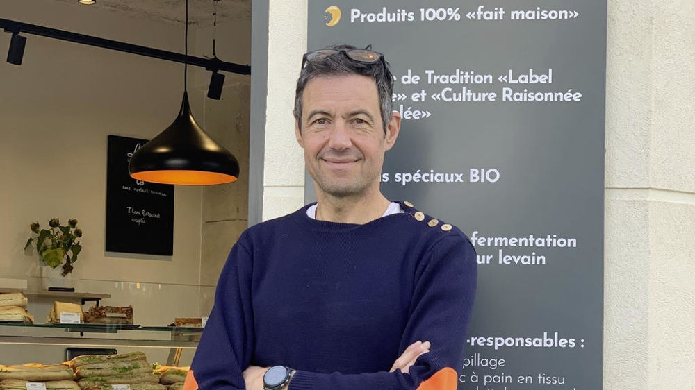 Cédric Arsac pose devant son quatrième point de vente Lorette situé 25 rue des Plantes, dans le 14e arrondissement de Paris.