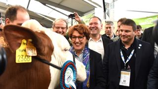 La nouvelle ministre de l'agriculture à la rencontre des éleveurs dans les allées du salon. La nouvelle ministre de l'agriculture à la rencontre des éleveurs dans les allées du salon.