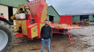Pour pailler 1 200 vaches, Théo Badillot utilise une pailleuse Gyrax qui embarque 8 balles carrées. Pour pailler 1 200 vaches, Théo Badillot utilise une pailleuse Gyrax qui embarque 8 balles carrées.