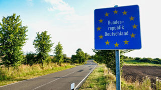 La France métropolitaine ne compte pas moins que 2 913 kilomètres de frontières. La France métropolitaine ne compte pas moins que 2 913 kilomètres de frontières.