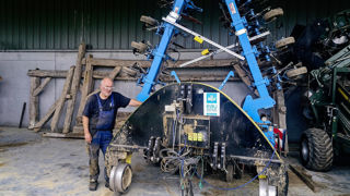 Agriculteur à Louviers dans l'Eure, Eric Chanu utilise une bineuse pour réduire ses IFT herbicides. Agriculteur à Louviers dans l'Eure, Eric Chanu utilise une bineuse pour réduire ses IFT herbicides.
