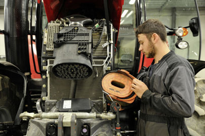 Nettoyage d'un filtre à air sur un Massey Ferguson 6616