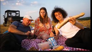 Pique-nique au champ avec Bruno Cardot, céréalier picard, et les deux influenceurs Agathe.vrte et Roman Doduik. Pique-nique au champ avec Bruno Cardot, céréalier picard, et les deux influenceurs Agathe.vrte et Roman Doduik.