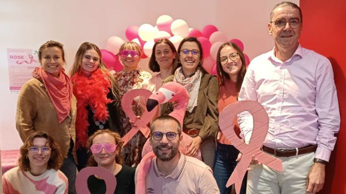 Les collaborateurs et collaboratrices de Noriap se prennent en photo durant le mois d'octobre pour sensibiliser au dépistage du cancer du sein.