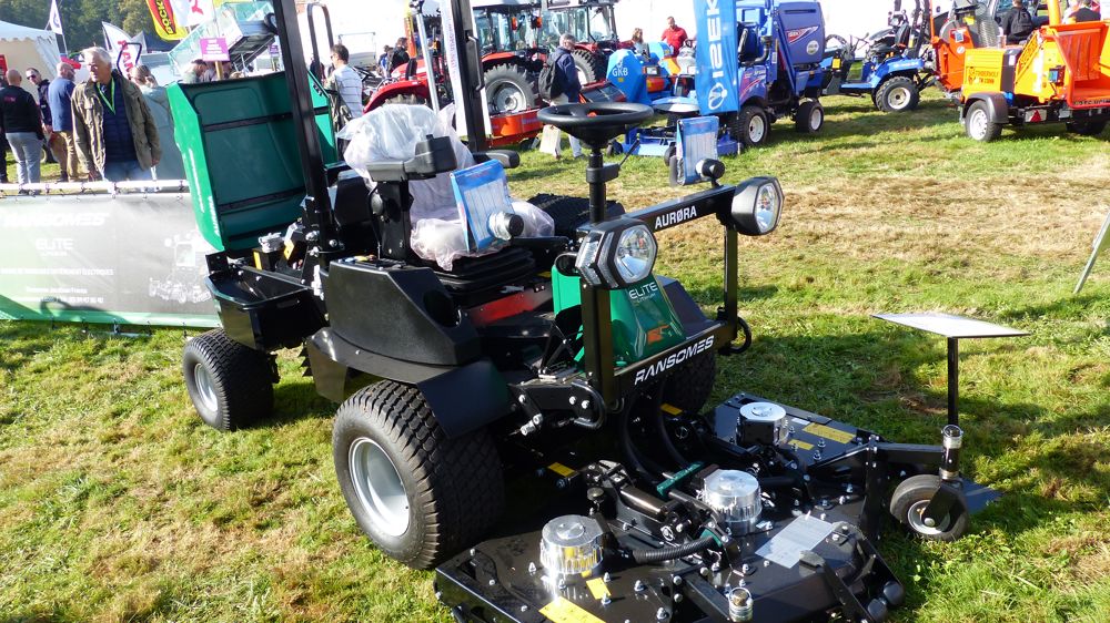 La tondeuse électrique Ransomes Aurora, en version homologuée route, sur le stand de Ransomes-Jacobsen à Salonvert.,