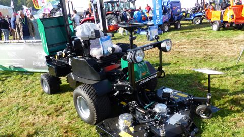 La tondeuse électrique Ransomes Aurora, en version homologuée route, sur le stand de Ransomes-Jacobsen à Salonvert., La tondeuse électrique Ransomes Aurora, en version homologuée route, sur le stand de Ransomes-Jacobsen à Salonvert.,