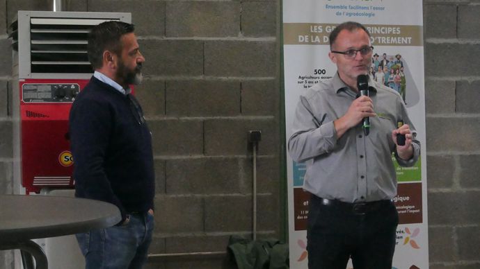 Jean-Yves Colomb, président d'Oxyane, et Damien Ferrand, directeur de la transition agricole, mardi 22 octobre, à Saint-André-de-Corcy (Ain).