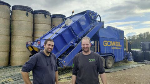 Florent (à gauche), éleveur du Nord, a décidé de faire appel à Éric (à droite), pour enrubanner le maïs ensilage afin d'éviter le gaspillage.