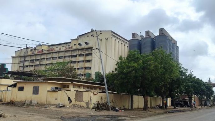 Situés au coeur du port de Dakar, les Grands moulins couvrent 65 % des besoins en farine du marché sénégalais.