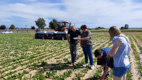 Les partenaires du projet AgRoboConnect devant le robot autonome Ara. Le projet a été lancé en avril dernier dans les locaux d'Inagro. Les partenaires du projet AgRoboConnect devant le robot autonome Ara. Le projet a été lancé en avril dernier dans les locaux d'Inagro.