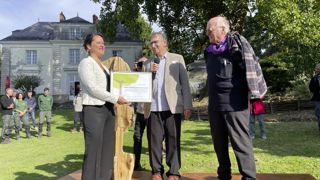 Le millième label « Arbres remarquables de France » a été remis à la maire de Nantes, Johanna Rolland, par Francis Hallé et Georges Feterman.