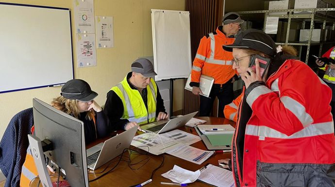 Une salle dédiée est souvent préparée avec du matériel adéquat (ordinateur qui fonctionne sans électricité, ligne téléphonique dédiée) pour gérer la crise sur site.