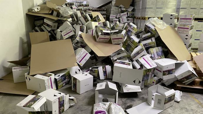 Au groupe Piveteau, ces packs, constitués d'un bidon d'un litre et d'un sac de 5 kg, ont été éventrés un à un pour ne voler que le bidon.