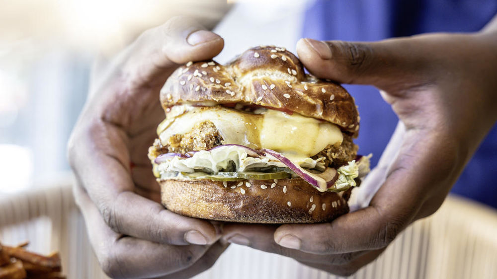 Mosugo, l’enseigne street food du chef Mory Sacko, fait la part belle au poulet frit minute, glissé dans un bun façon pain bretzel créé par un boulanger.