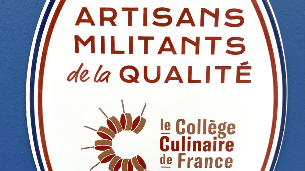 La plaque émaillée symbole d’appartenance au Collège culinaire de France.