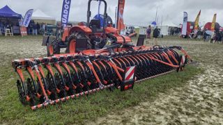 Kubota dévoile une houe rotative RH, d'une largeur de 3 à 6,40 m pour le désherbage en largeur pleine. Kubota dévoile une houe rotative RH, d'une largeur de 3 à 6,40 m pour le désherbage en largeur pleine.