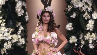 Une robe emblématique d'Yves Saint-Laurent est la robe « mariée d’été » de 1999, portée par Lætitia Casta. Une robe emblématique d'Yves Saint-Laurent est la robe « mariée d’été » de 1999, portée par Lætitia Casta.