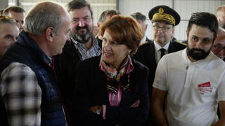 La ministre de l'Agriculture, Annie Genevard, aux côtés d’éleveurs touchés par la MHE et la FCO, dans le Tarn.