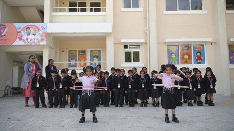 BKT a investi dans un certain nombre de projets tels que des écoles, au profit des communautés locales des zones où se situent ses usines. BKT a investi dans un certain nombre de projets tels que des écoles, au profit des communautés locales des zones où se situent ses usines.