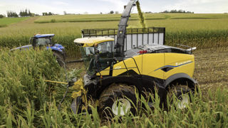 Les ensileuses New Holland FR Forage Cruiser bénéficient d'un dispositif anti-bourrage qui surveille le flux de récolte en continu. Les ensileuses New Holland FR Forage Cruiser bénéficient d'un dispositif anti-bourrage qui surveille le flux de récolte en continu.
