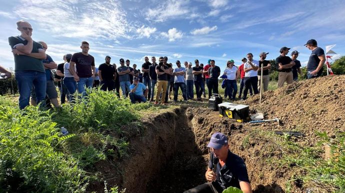 La formation AgroCursus d'Icosystème, adoptée par EMC2, comprend cinq journées thématiques sur le terrain ou en salle complétées par des échanges en ligne, des webinaires avec des spécialistes et un accès à une plateforme de formation en ligne.