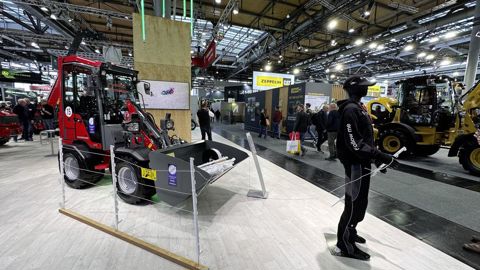 Le dispositif Follow Me permet au chargeur électrique de suivre l'éleveur qui réalise des tâches à l'extérieur de la cabine, ici la pose d'une clôture.