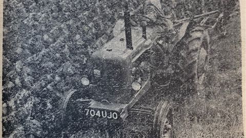 Un Nuffield 10/42 au travail. Un Nuffield 10/42 au travail.