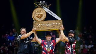 Les trois vainqueurs du championnat du monde individuel des Stihl Timbersports avec le trophée remporté par Nathaniel Hodges (Etats-Unis). Jack Jordan à gauche, médaille d'argent et Ben Cumberland médaille de bronze (à droite).