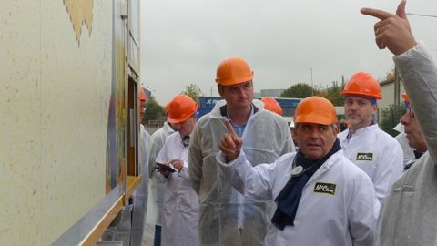 Xavier Bertrand a apprécié la mise en valeur de l’ancrage local de McCain sur ses nouvelles semi-remorques.
