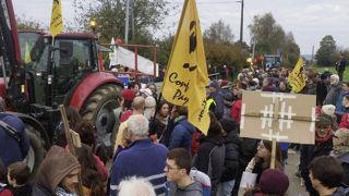 La Confédération paysanne a participé à la manifestation à Isigny-le-Buat, dans la Manche, contre un projet de serres destinées à la culture de tomates porté par la multinationale néerlandaise Agro Care. La Confédération paysanne a participé à la manifestation à Isigny-le-Buat, dans la Manche, contre un projet de serres destinées à la culture de tomates porté par la multinationale néerlandaise Agro Care.