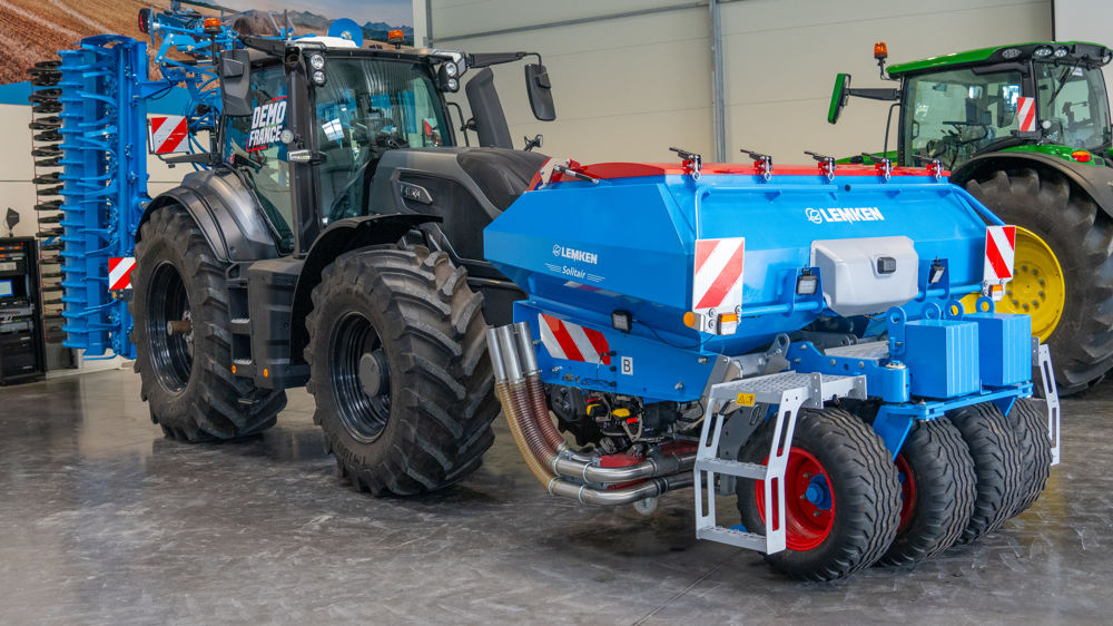 Lemken Solitair F : une trémie frontale pressurisée de 2 400 L