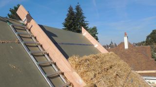 Dans la Région Centre, la quantité de paille disponible pour la construction, hors retour au sol et litière, est estimée à 156 000 t par an. Dans la Région Centre, la quantité de paille disponible pour la construction, hors retour au sol et litière, est estimée à 156 000 t par an.