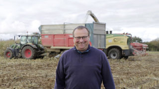 Jérôme Sauvegrain, cogérant de l'EDT Vantomme, a modifié l'une de ses ensileuses, pour apporter un complément dans l'ensilage de maïs épis. Jérôme Sauvegrain, cogérant de l'EDT Vantomme, a modifié l'une de ses ensileuses, pour apporter un complément dans l'ensilage de maïs épis.