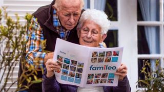 Plusieurs plateformes comme Famileo, Neveo ou My Tribu proposent un service de création et d'envoi de journaux de famille pour maintenir le lien avec nos aînés. Plusieurs plateformes comme Famileo, Neveo ou My Tribu proposent un service de création et d'envoi de journaux de famille pour maintenir le lien avec nos aînés.
