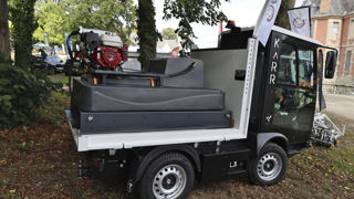 Le nettoyeur à haute pression Cleenéo, installé ici sur le véhicule électrique du constructeur Karr associé à Oeliatec. Il a été présenté récemment lors de l'édition 2024 de Salonvert.