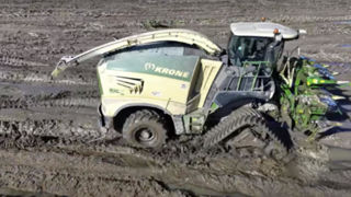 Les intempéries ont fortement compliqué les chantiers d'ensilage, avec de nombreuses machines embourbées. Les intempéries ont fortement compliqué les chantiers d'ensilage, avec de nombreuses machines embourbées.
