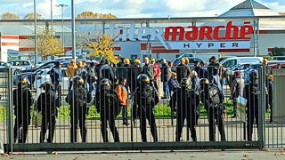 Des adhérents de la Coordination rurale se sont massés devant les grilles du centre des congrès d'Agen où avaient lieu le congrès de Légumes de France. Des adhérents de la Coordination rurale se sont massés devant les grilles du centre des congrès d'Agen où avaient lieu le congrès de Légumes de France.