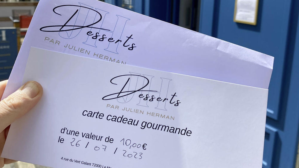 Les bons d’achat peuvent être commercialisés sous forme de carte cadeau papier, comme chez Julien Herman au Mans.